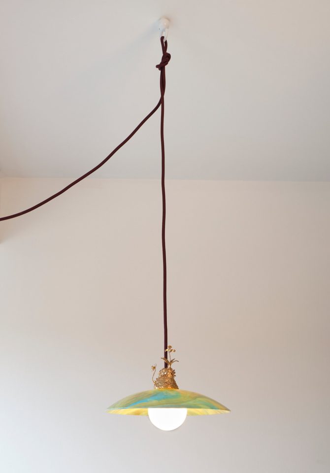 Lauba pendant lamp in marbled glass with a gilded floral crown